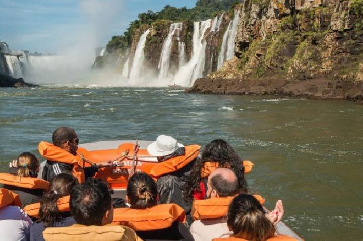 Brasil bate recorde histórico de turistas internacionais em março e no 1º trimestre de 2026