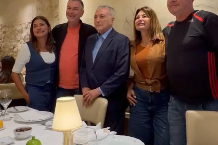 Brasileiros fazem fila em Fátima para tirar fotos com o ex-presidente Michel Temer