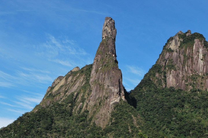 Caminhos da Serra do Mar: conheça a trilha de longo curso desenhada à sombra do pico Dedo de Deus