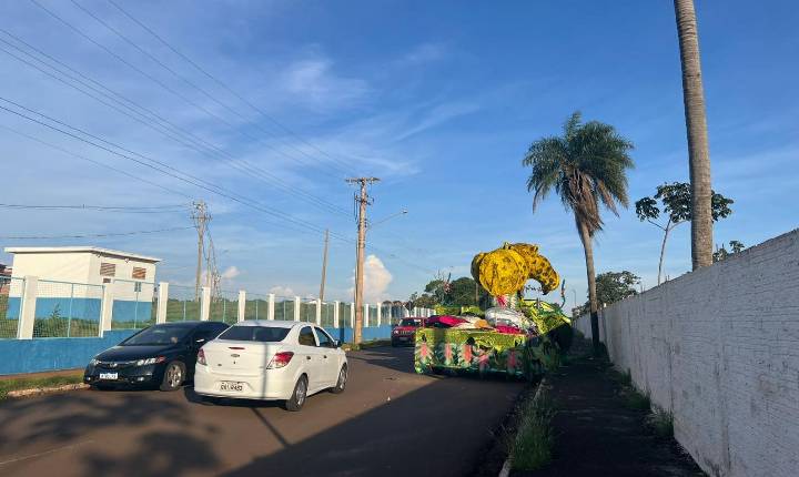Carro alegórico abandonado preocupa moradores e motoristas no grande Santo Amaro