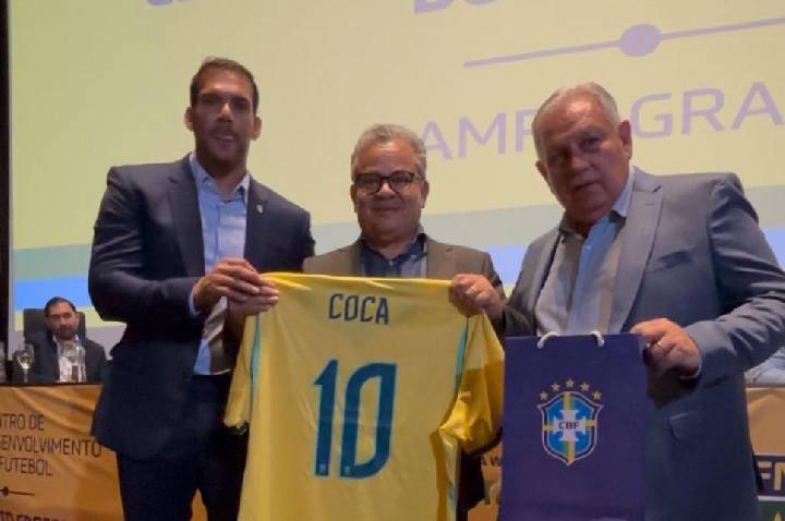 Jornalista Antonio Coca é homenageado durante visita do presidente da CBF a Campo Grande
