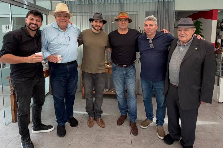 Kalil Sehbe Neto recebe Almir Sater na Sociedade Libanesa de Porto Alegre