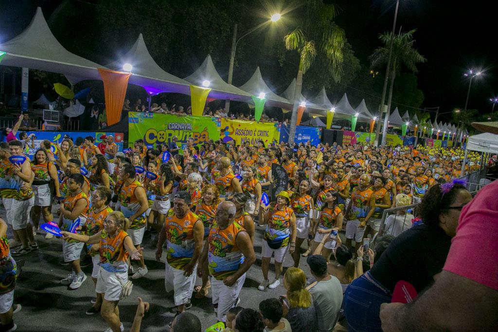 Desfile dos Blocos Oficiais arrasta multidão para a Passarela do Samba de Corumbá