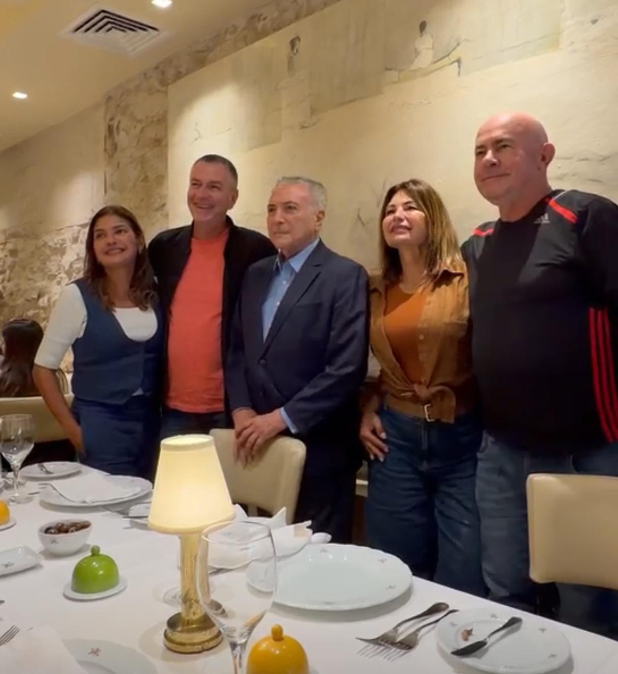 Brasileiros fazem fila em Fátima para tirar fotos com o ex-presidente Michel Temer