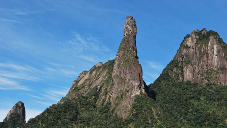 Caminhos da Serra do Mar: conheça a trilha de longo curso desenhada à sombra do pico Dedo de Deus