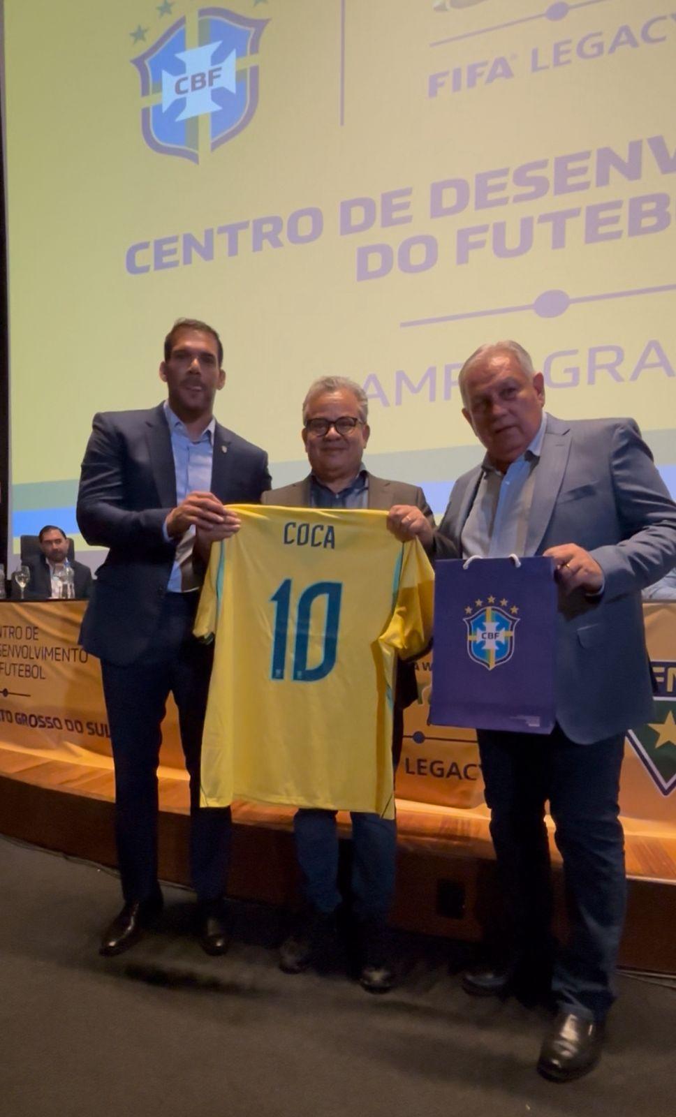 Jornalista Antonio Coca é homenageado durante visita do presidente da CBF a Campo Grande