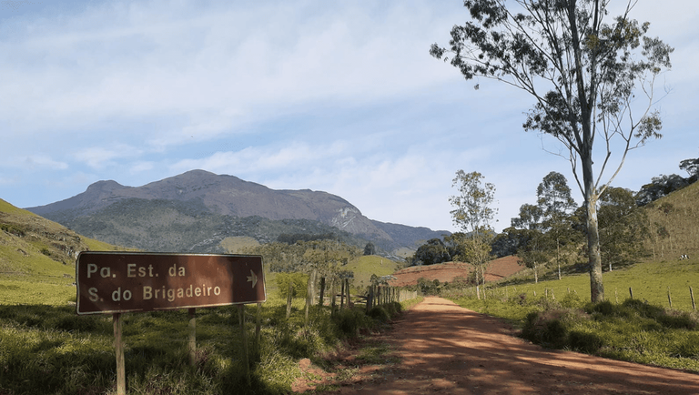 Trilha Brigadeiro Caparaó conecta parques e revela paisagens da Mata Atlântica em Minas Gerais